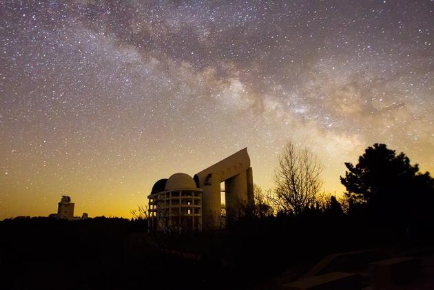 图五 LAMOST望远镜与星空(国家天文台供图)